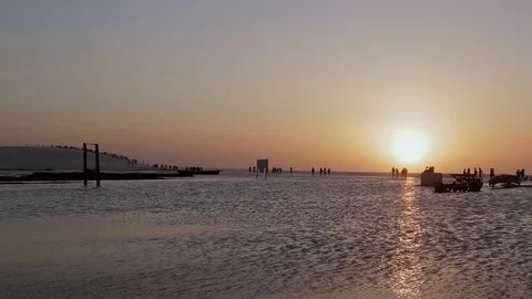 Low sunset view next to Jericoacoara lagoon and sand dune Vidéo 93520377