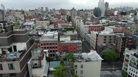 Low Tenement Rooftops Across Downtown Manhattan Blocks Vídeos de archivo 131344805