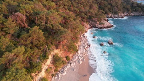 At low tide, the beach becomes a vast expanse. 库存影片 241492177