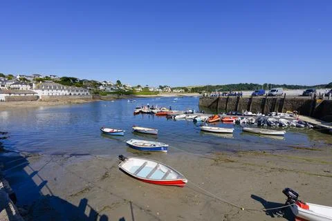 Low tide in a small harbour in the Cornish resort of St. Mawes. Stock-Fotos