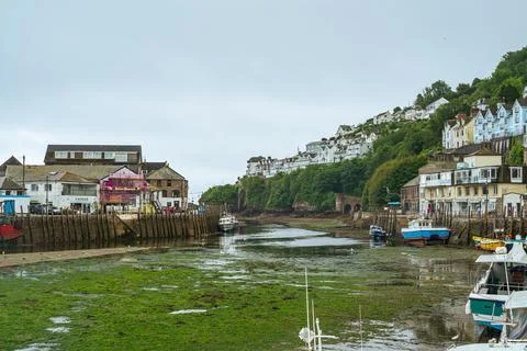 Low Tide View Across Looe Harbour Towards the Estuary and Sea, Cornwall England Stock-Fotos