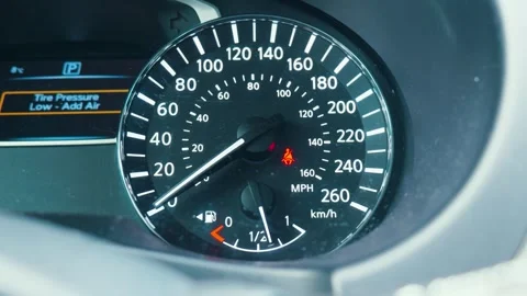 Low tire pressure warning on digital car speedometer 库存影片 330757047