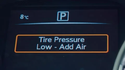 Low tire pressure warning on digital car dashboard at 8 degrees 库存影片 330760015