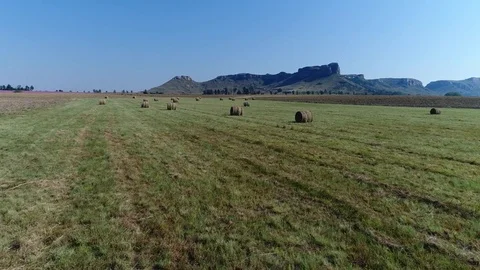 Low tracking over hay bales on beautiful farm Video stock 79536238