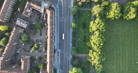 Low traffic on multilane road in urban neighbourhood Vídeos de archivo 201961079