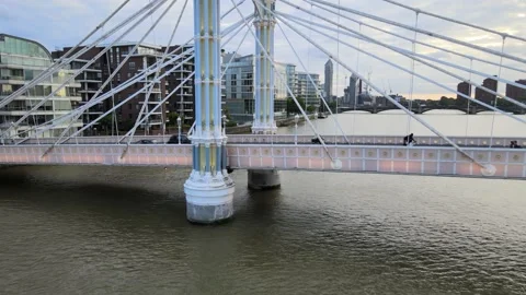 Low traffic on old bridge spanning wide Thames river Video stock 160192165