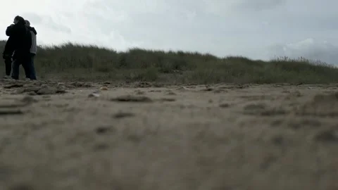 Low view couple walking on the beach. Cabourg beach. Slow motion 4K 库存影片 259546152