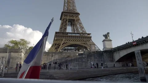 Low view Eiffel tower from the River Seine. Super Slow motion 4K 库存影片 255033445