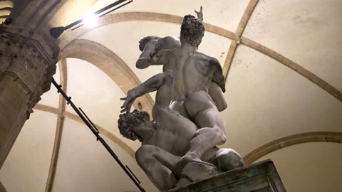 Low view famous marble statue Loggia dei Lanzi illuminated at night. 库存影片 239629557