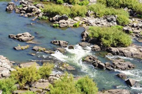 Low water level in summer in the upper section of the South Esk River in Foto stock