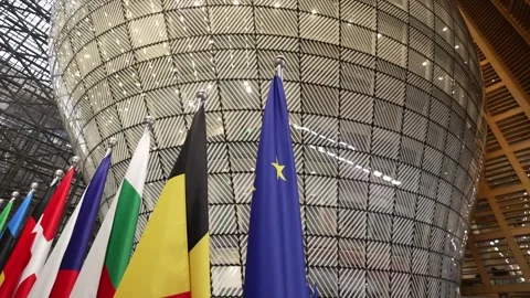 Low wide orbiting shot around EU and member state flags beneath the iconic Vídeos de archivo 325494961