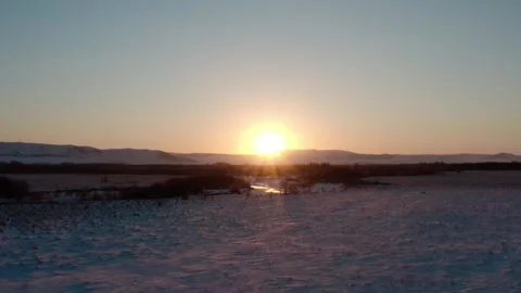 Low Winter Sun Setting Over a Snow Covered Landscape Vídeo Stock 344950902