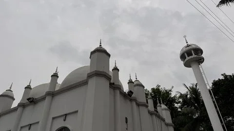 LowAngle View of a White Mosque Building and Minaret Under a Cloudy Sky Фото