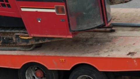 A lowboy trailer is being used to transport a modern horizontal boring machine Stockbeeldmateriaal 317089948
