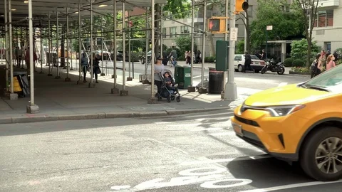 Lower 5th Ave taxi cab turning corner Manhattan New York City NYC Vídeos de archivo 109072412