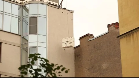 Lower construction materials (foam plates) from the roof by the rope Видео 7402382