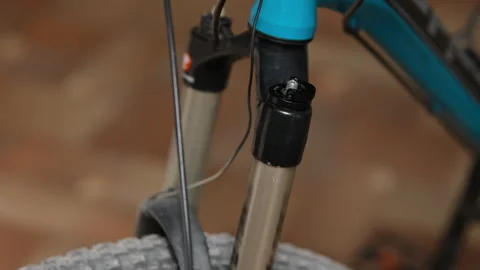 Lower leg fork service, bleeding air from the air cartridge, bicycle suspensi Vídeo Stock 280477759