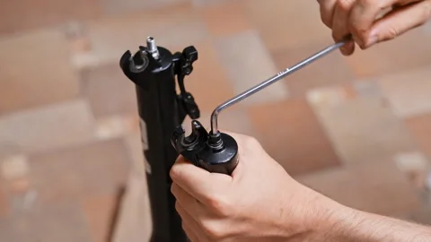 Lower leg fork service, screwing the bolts, bicycle suspension fork Vídeo Stock 280480236