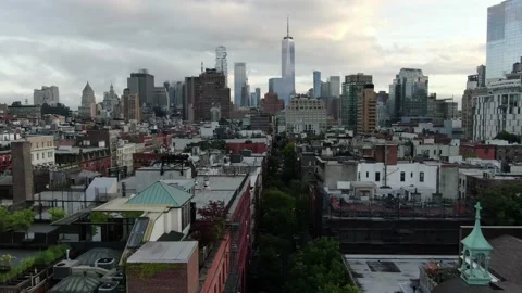Lower Manhattan rooftops lead south toward One World Trade Center Vidéo 131279815