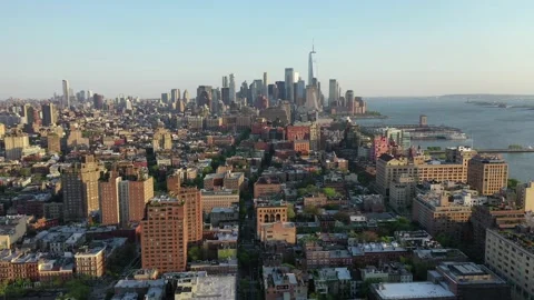Lower Manhattan skyline and the Hudson River shoreline Vídeos de archivo 130484262