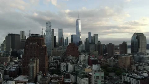 Lower Manhattan skyline and One World Trade under dramatic clouds Vídeos de archivo 131265188