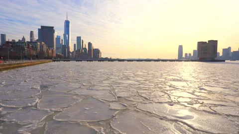 Lower Manhattan skyscraper stands behind frozen Hudson River in New York City. Stock-Footage 300737699