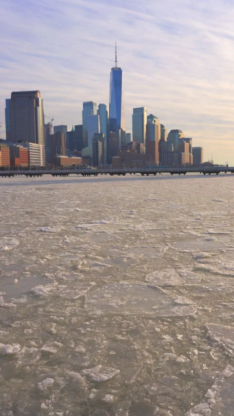 Lower Manhattan skyscraper stands behind frozen Hudson River in New York City. Vídeo Stock 301702632