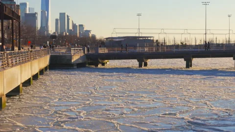 Lower Manhattan skyscraper stands beyond frozen Hudson River in New York City. Stock-Footage 301274464