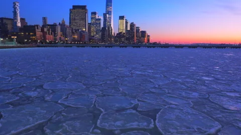 Lower Manhattan skyscraper stands beyond frozen Hudson River in New York City. Stock-Footage 301417390