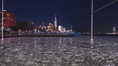 Lower Manhattan skyscraper stands beyond frozen Hudson River in New York City. Stock-Footage 301530350