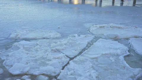 Lower Manhattan skyscraper stands beyond frozen Hudson River from New Jersey Vídeo Stock 336630292