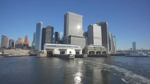Lower Manhattan skyscraper stands beyond the New York Harbor during cold wave. Vídeos de archivo 336688545