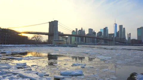 Lower Manhattan skyscraper stands beyond  frozen Pebble Beach in Brooklyn in NYC Vídeo Stock 336981913