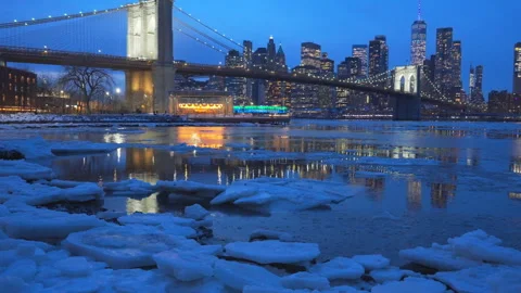 Lower Manhattan skyscraper stands beyond  frozen Pebble Beach in Brooklyn in NYC Vídeo Stock 337006770