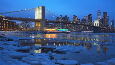 Lower Manhattan skyscraper stands beyond  frozen Pebble Beach in Brooklyn in NYC Vídeo Stock 337006896