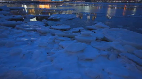 Lower Manhattan skyscraper stands beyond  frozen Pebble Beach in Brooklyn in NYC Vídeo Stock 337007669