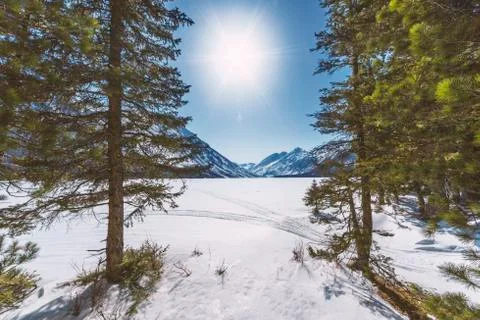 Lower Multinsky lake under snow, a sunny day Foto stock