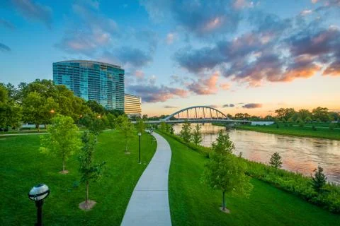 The Lower Scioto Greenway, and Scioto River at sunset, in Columbus, Ohio. Foto stock