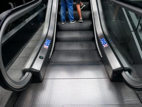 Lower Section of People Using Escalator at the Shopping Mall Foto stock