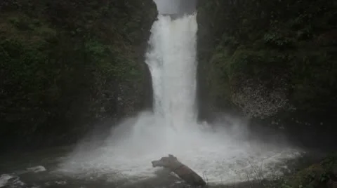 Lower spillway of Multnomah Falls Stock-Footage 10580089