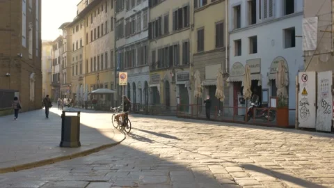 Lowered shutters and empty streets, during Covid-19 pandemic lockdown. 库存影片 144436983