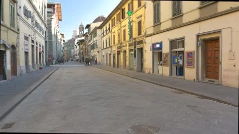 Lowered shutters and empty streets, during Covid-19 pandemic lockdown. Vídeo Stock 144437271
