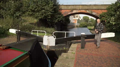 Lowering a boat in a pound lock on the Grand Union Canal. Stock Footage