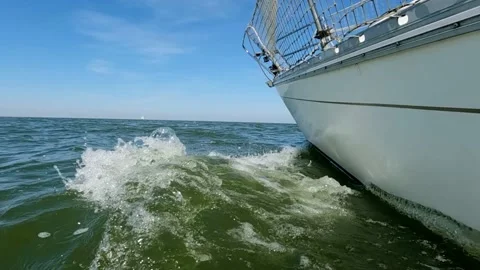 Lowering camera to bow wave of sailboat (+ audio) Video stock 211625779