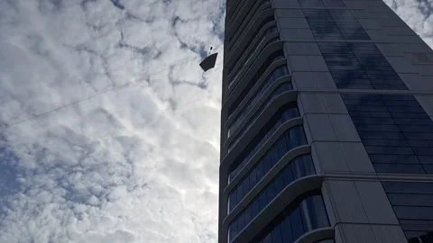 Lowering Facade Element from Skyscraper with BMU at 150 Meters 库存影片 332902656