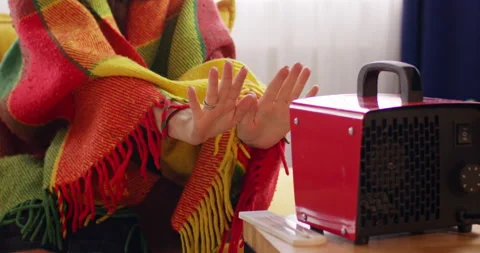 Lowering the temperature in the apartment 動画素材 224693330