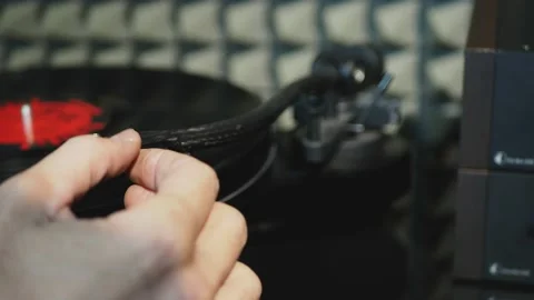 Lowering the tonearm onto the turntable 库存影片 147488043