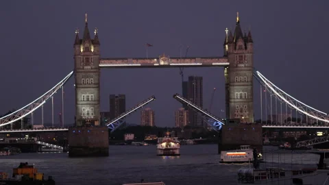 The lowering of Tower Bridge Video stock 284995902