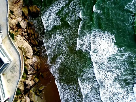 Lowering on to the waves 스톡 동영상 75248544