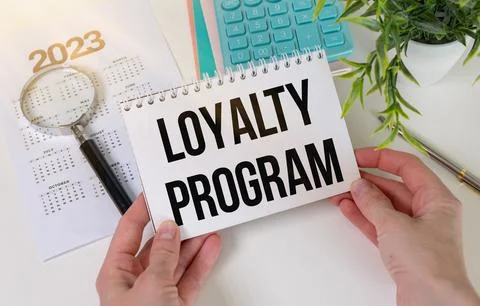 Loyalty Program text on notepad in hands on chart with keyboard and calcula.. Fotos de archivo